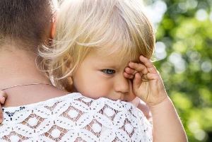 Какими могут быть причины редкого мочеиспускания у ребенка, и что могут сделать родители?
